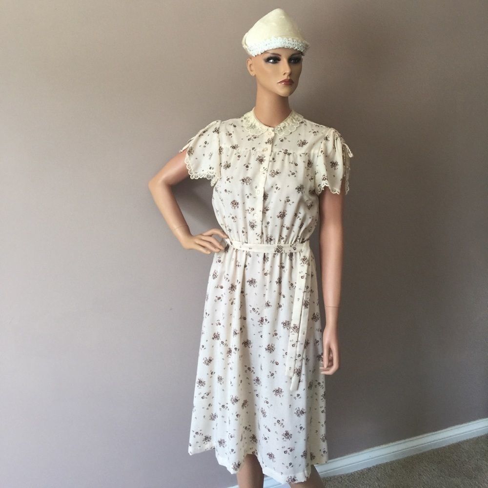 Vintage lace and flower 🌺dress brown and beige.